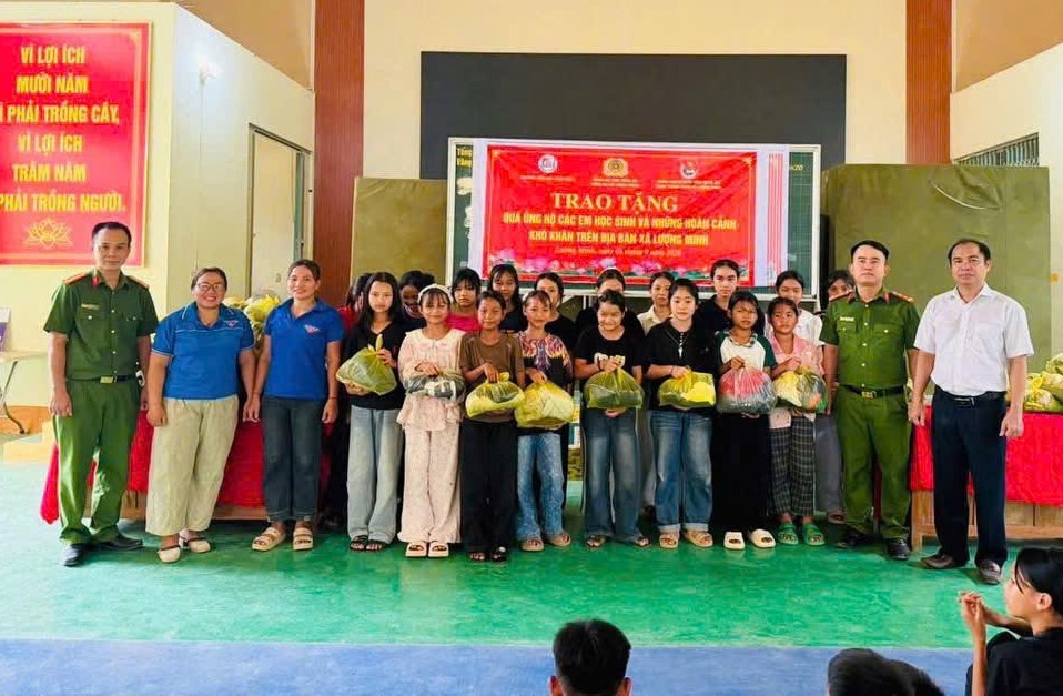 Công an xã Lượng Minh phối hợp trao 90 suất quà tặng học sinh có hoàn cảnh khó khăn