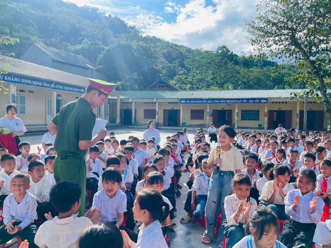 Công an xã Lượng Minh tuyên truyền pháp luật và kỹ năng an toàn cho học sinh