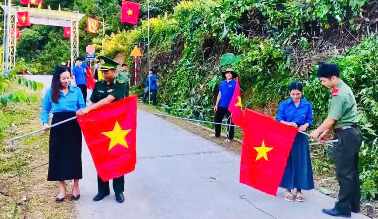 Công an xã Tam Thái phối hợp xây dựng công trình thanh niên “Đường cờ Tổ quốc”