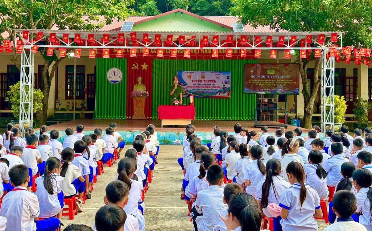 Tuyên truyền kỹ năng phòng, chống bạo lực học đường, phòng cháy, chữa cháy và sử dụng mạng xã hội an toàn cho học sinh