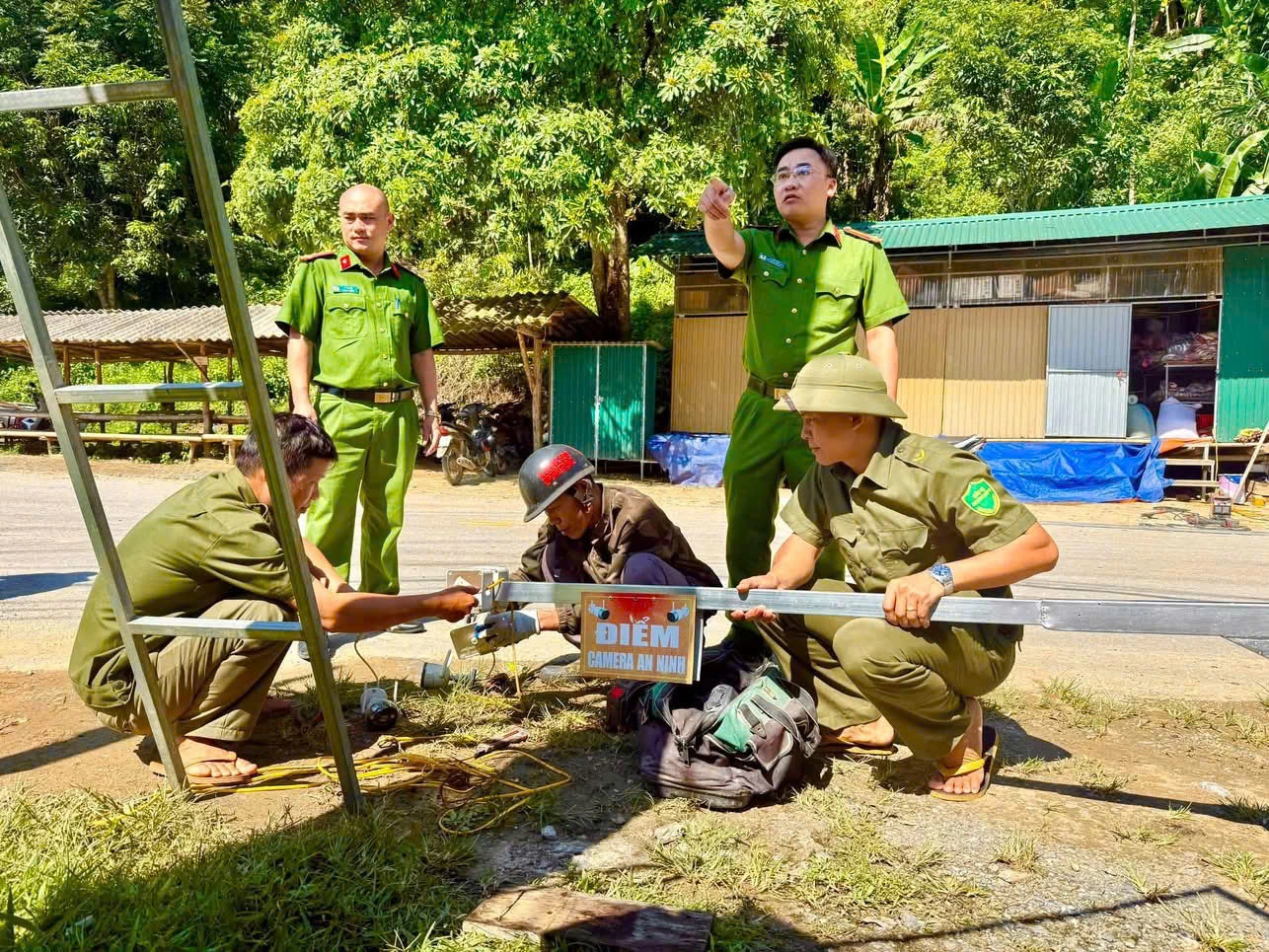 Công an xã Yên Na phối hợp rà soát, tu sửa, nâng cấp hệ thống camera an ninh, góp phần bảo đảm an ninh, trật tự