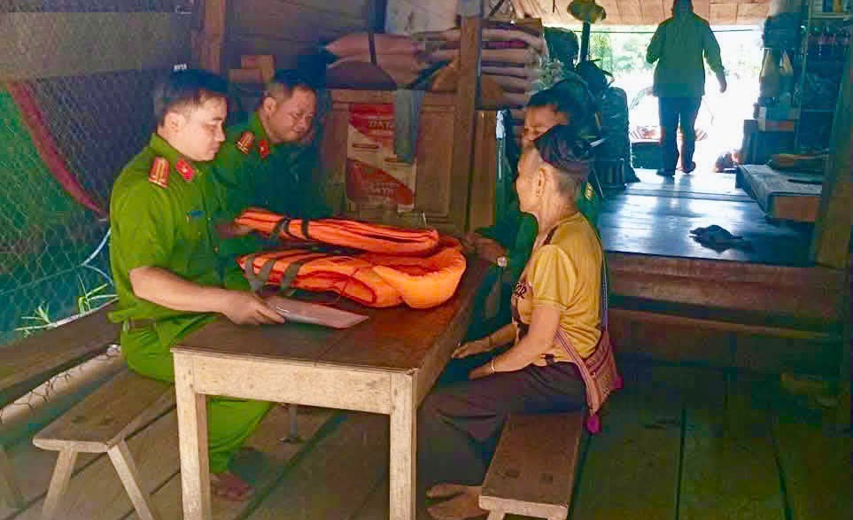 Công an xã Yên Na tuyên truyền pháp luật về trật tự an toàn giao thông đường thủy trên lòng hồ Thủy điện Bản Vẽ