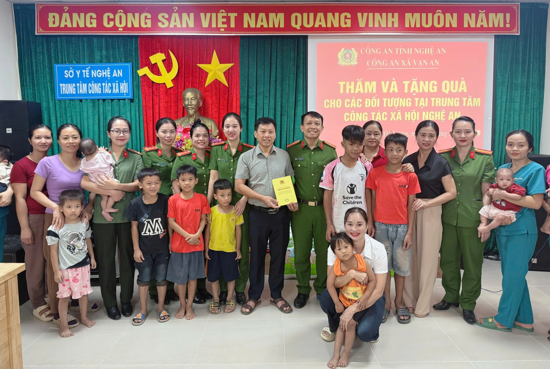 Chi hội Phụ nữ Công an xã Vạn An thăm, tặng quà tại Trung tâm Công tác xã hội Nghệ An