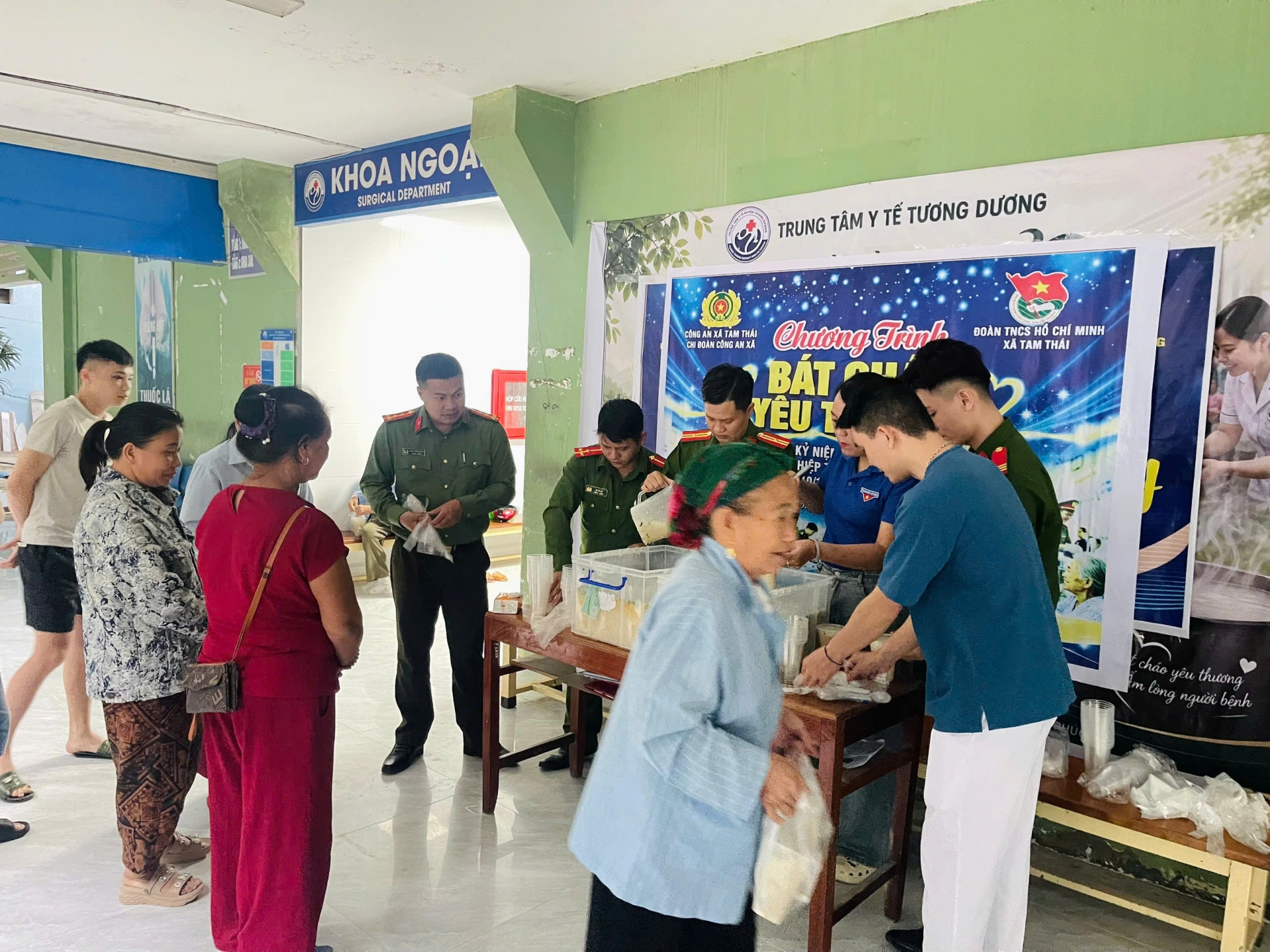 Chi đoàn Công an xã Tam Thái phối hợp  tổ chức chương trình “Bát cháo yêu thương”
