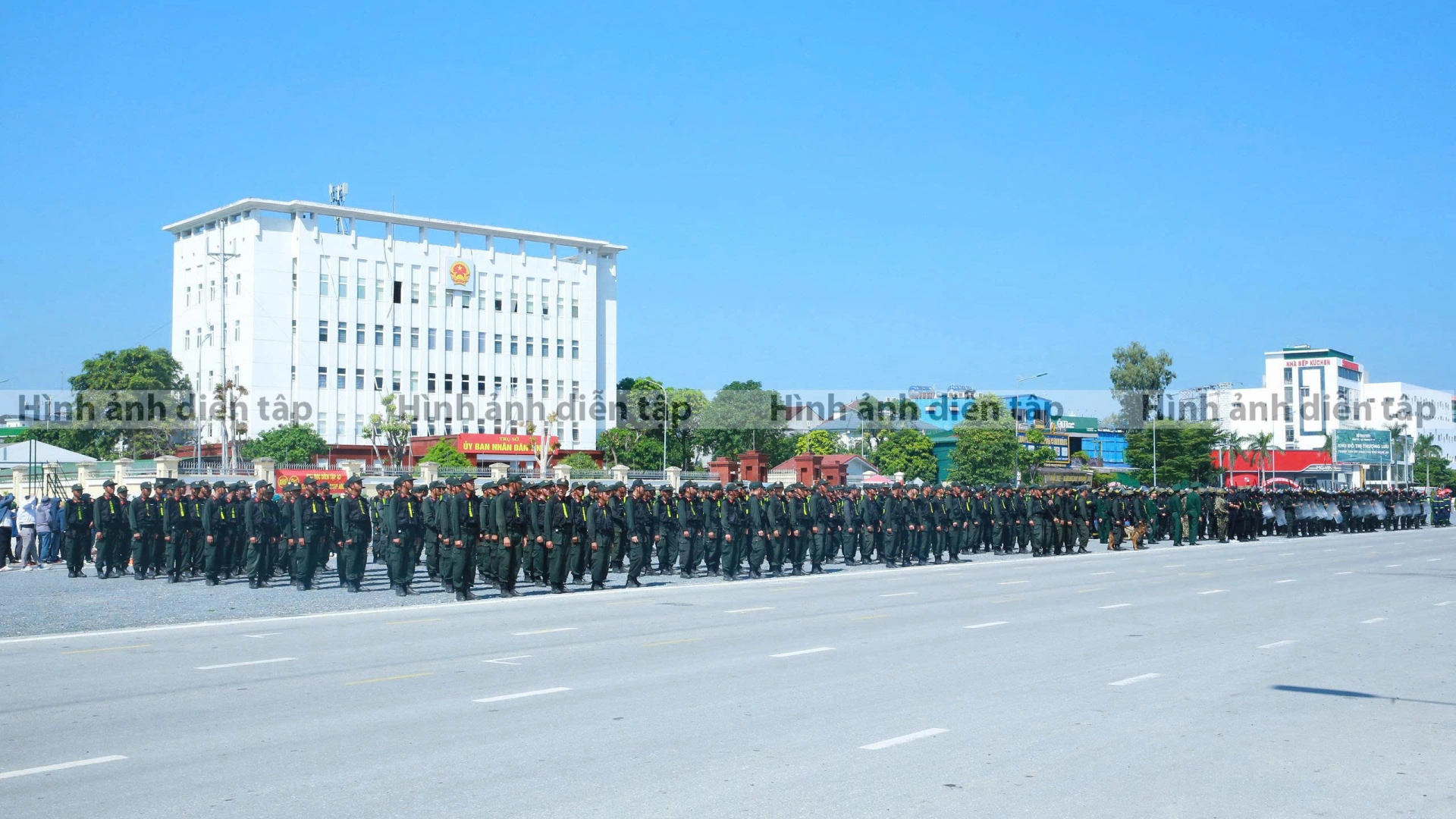 Công an tỉnh Nghệ An sơ duyệt thực binh phương án xử lý tình huống gây rối an ninh, trật tự, giải cứu con tin và chống cháy, nổ