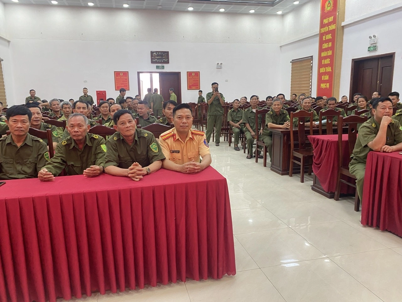 Công an xã Vạn An phối hợp tuyên truyền pháp luật về trật tự, an toàn giao thông