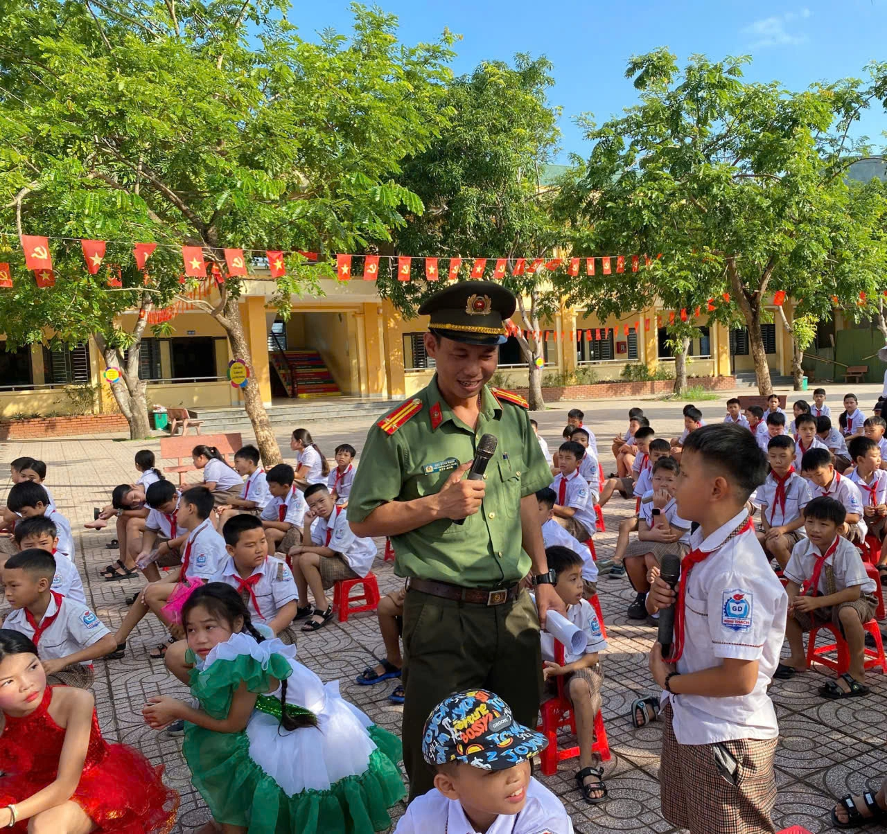 Công an xã Đông Lộc tuyên truyền chiến dịch “Không Một Mình – Kết nối không tổn thương”