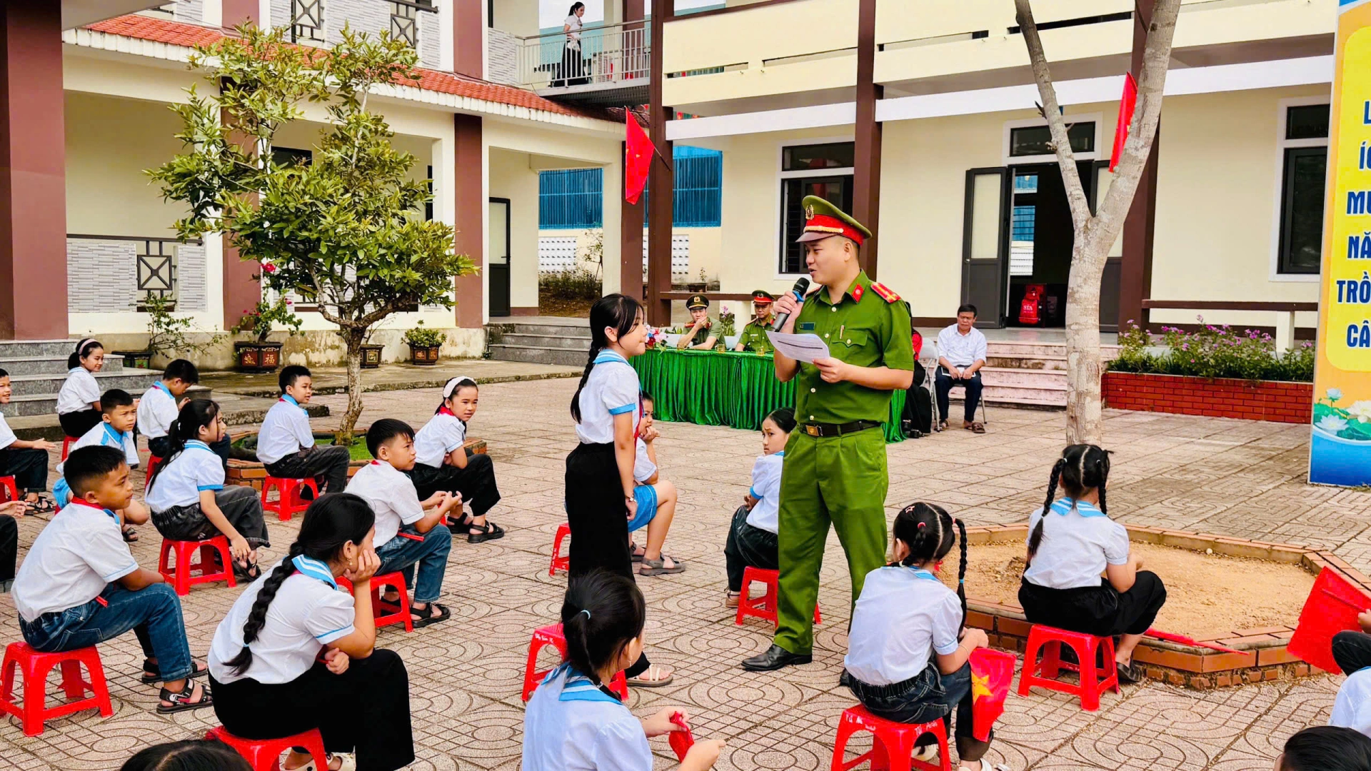 Công an xã Tân Phú phát động chiến dịch “Không Một Mình”