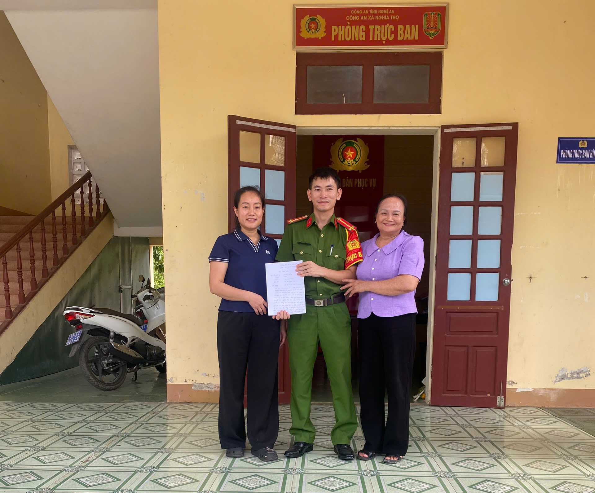 Công an xã Nghĩa Thọ hỗ trợ hoàn trả tiền chuyển nhầm cho người dân