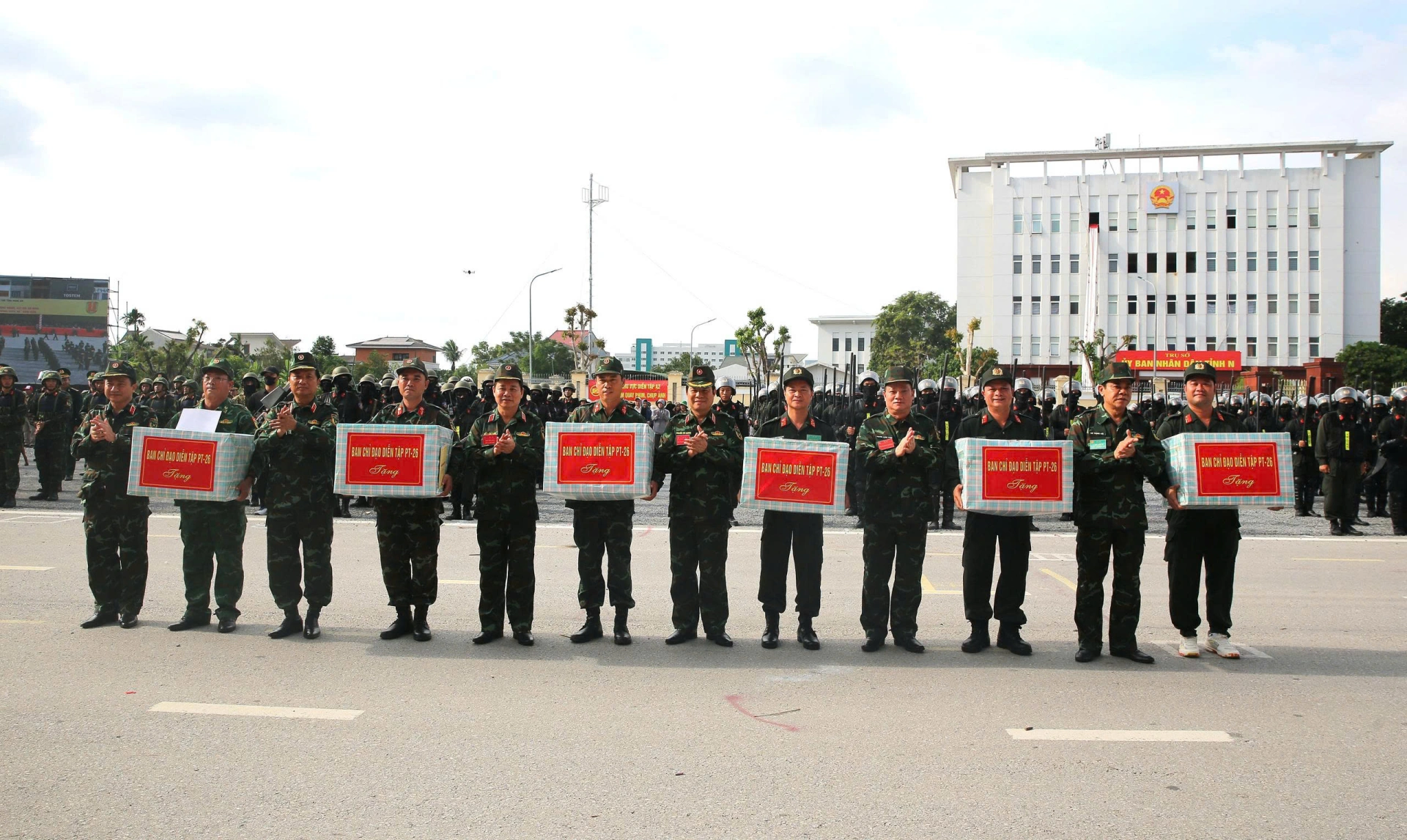 Đồng chí Đại tướng Nguyễn Tân Cương, Ủy viên Ban Chấp hành Trung ương Đảng, Tổng Tham mưu trưởng Quân đội nhân dân Việt Nam, Thứ trưởng Bộ Quốc phòng, Trưởng Ban Chỉ đạo diễn tập tặng quà các lực lượng tham gia Thực binh