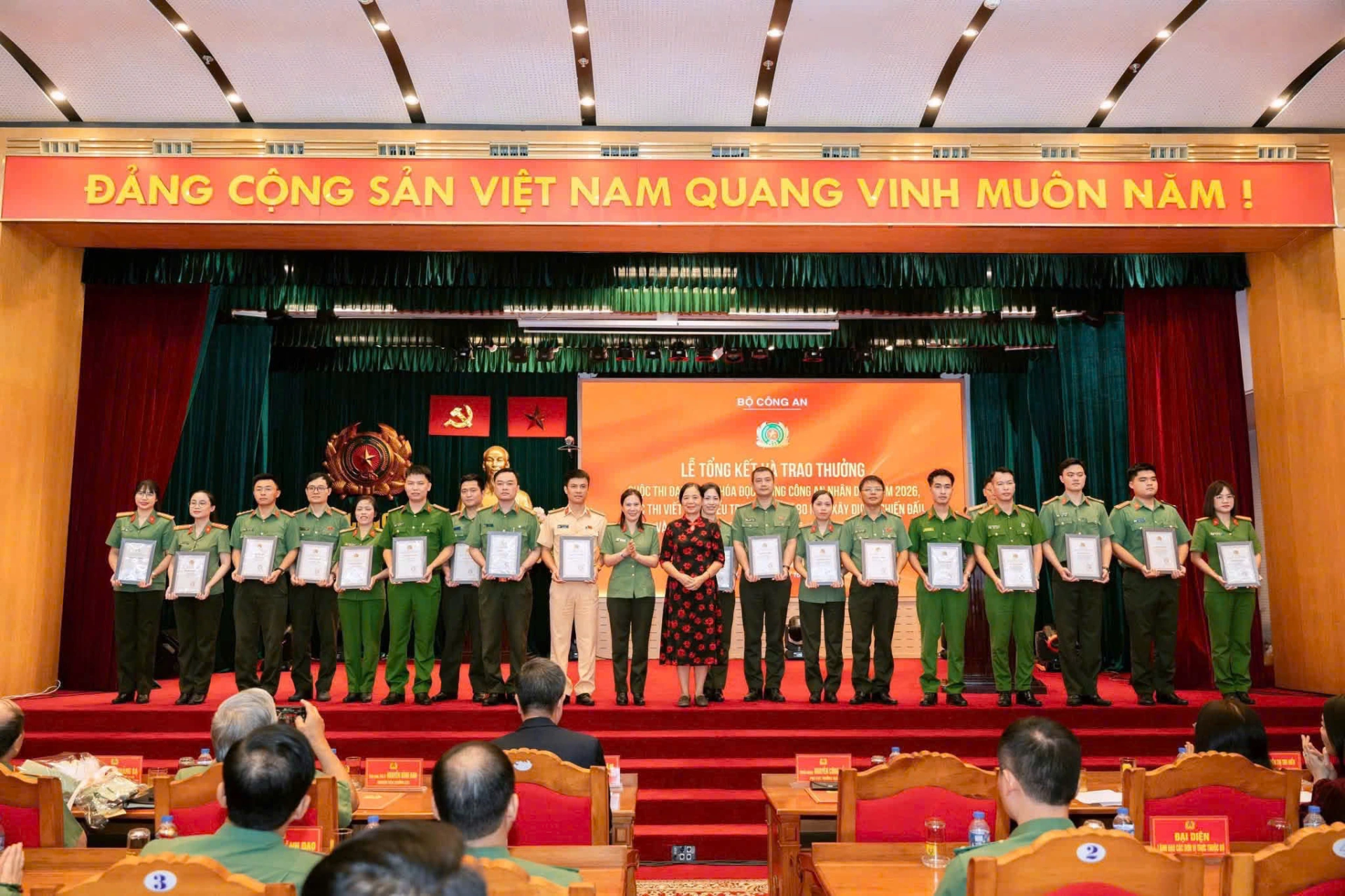 Trao Bằng khen, giấy chứng nhận cho các tác giả đạt giải