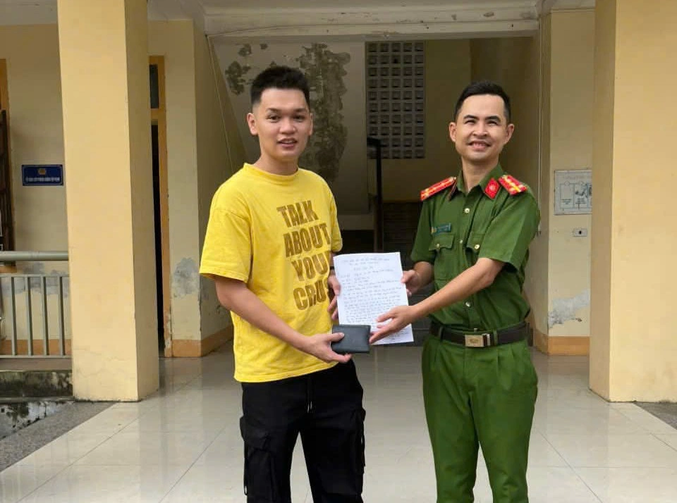 Công an xã Yên Trung xác minh, trao trả tài sản đánh rơi cho người dân