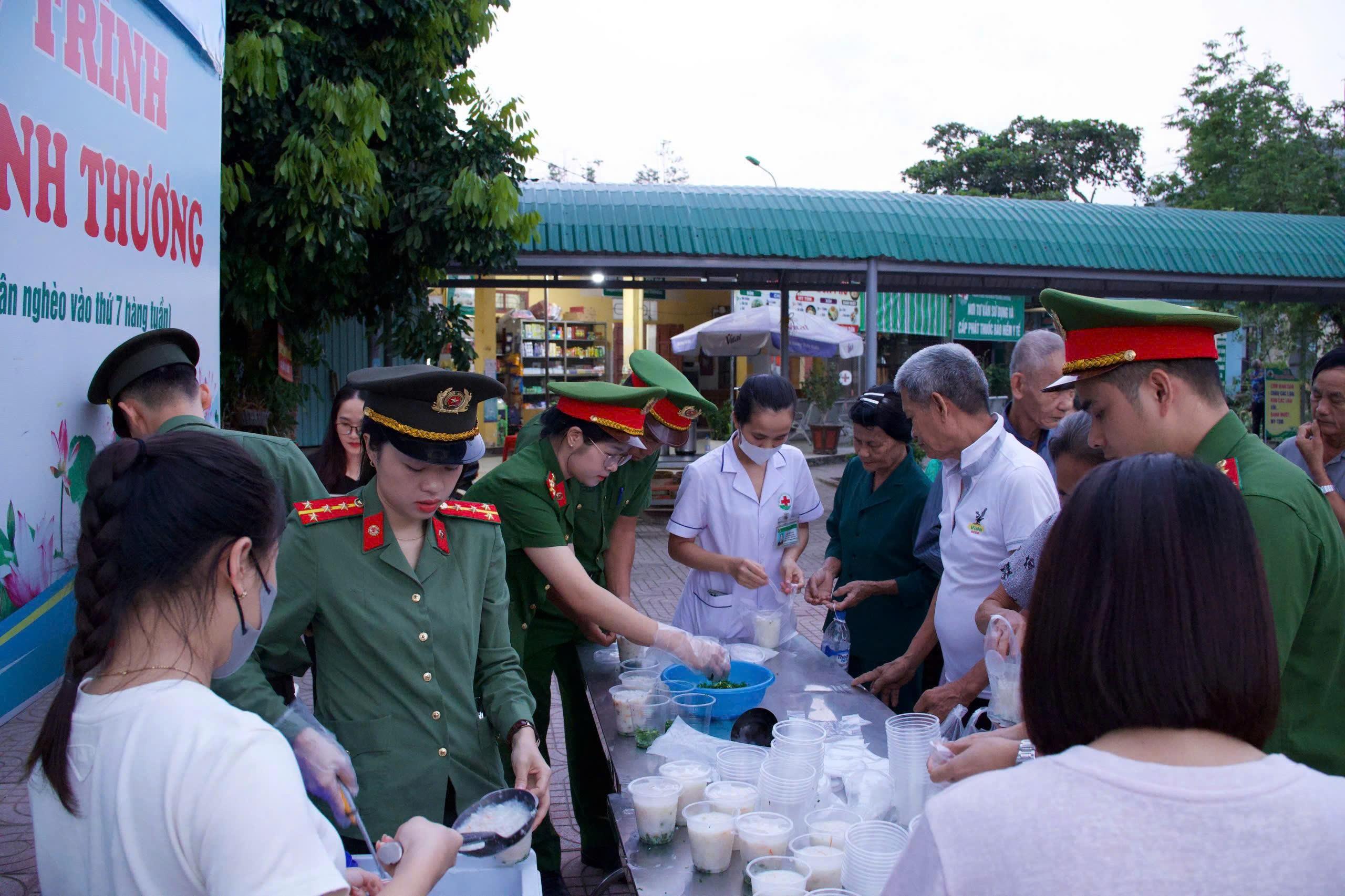 Công an xã Kim Bảng phát cháo tình thương tại bệnh viện