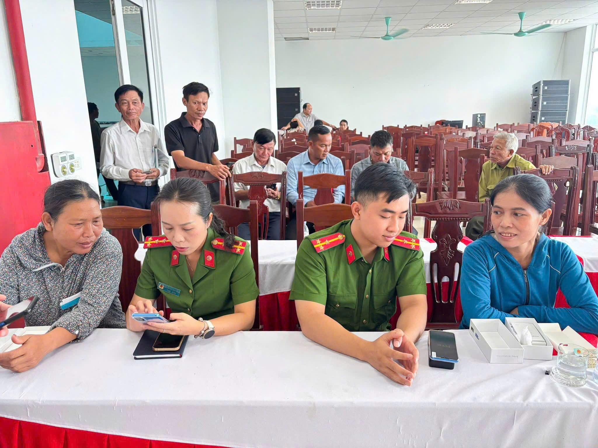 Công an phường Vinh Lộc tuyên truyền, hướng dẫn người dân tích hợp giấy tờ trên VNeID