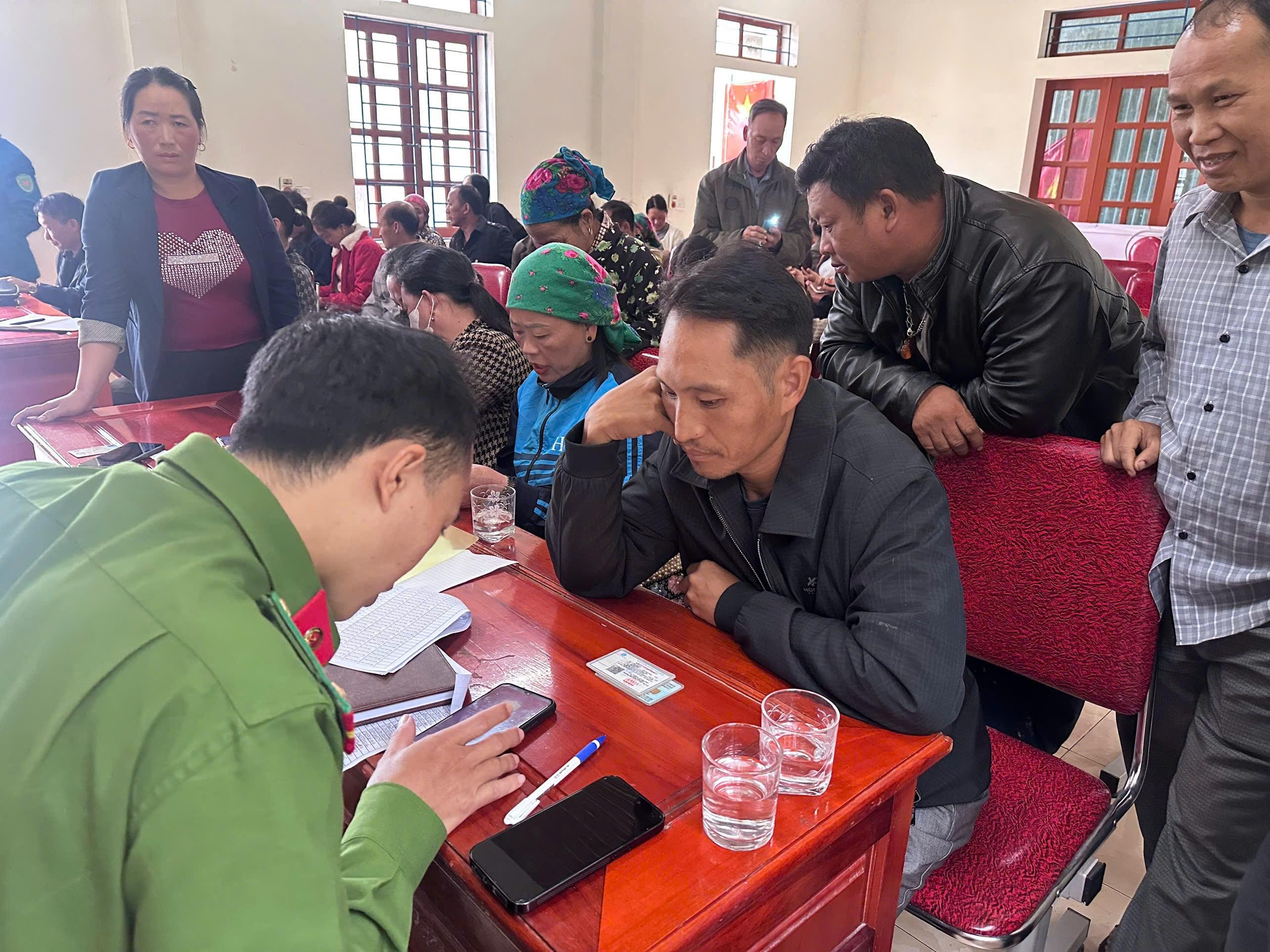 Công an xã Mường Lống “đi từng ngõ, gõ từng nhà” đưa tiện ích số đến từng bản làng