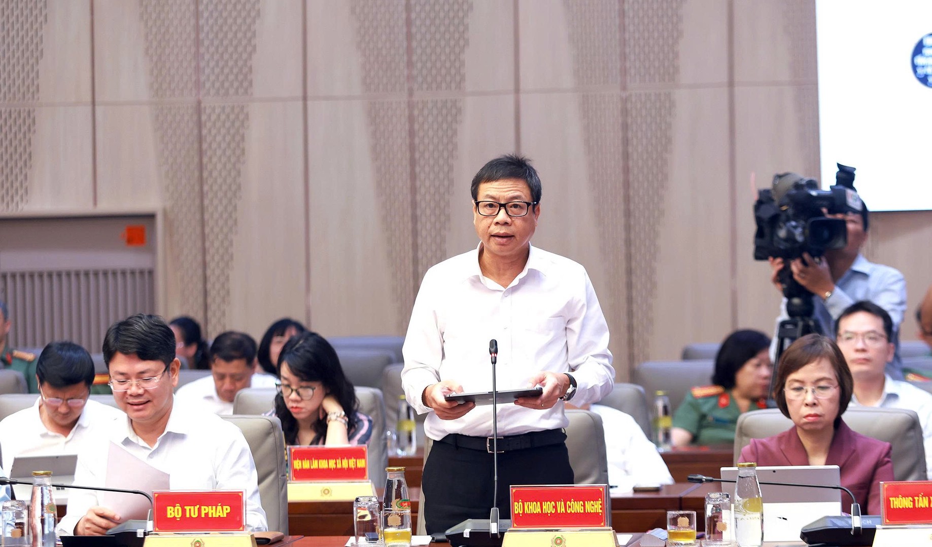 Các đại biểu tham luận tại Hội nghị.