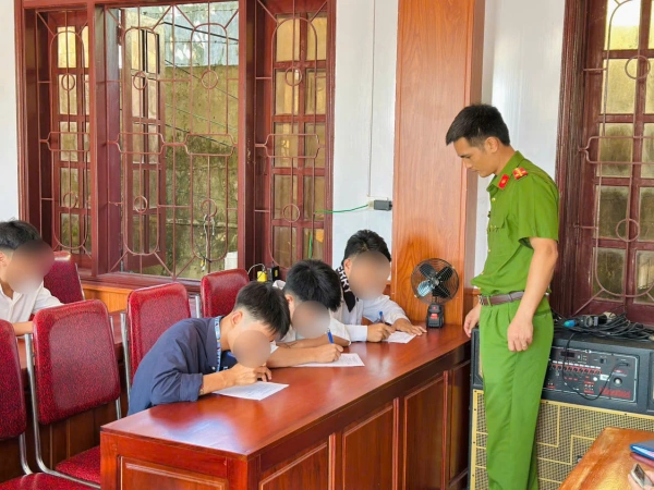 Công an xã Quỳnh Lưu phối hợp giáo dục, định hướng học sinh