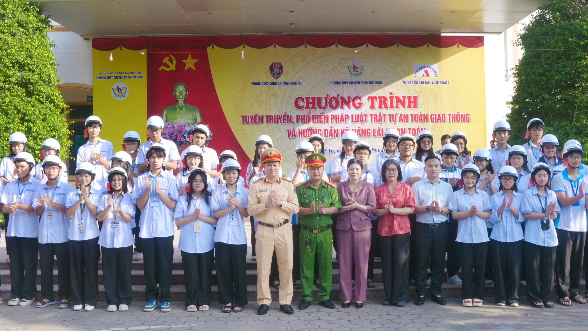 Tuyên truyền, phổ biến pháp luật về trật tự an toàn giao thông và hướng dẫn kỹ năng lái xe an toàn