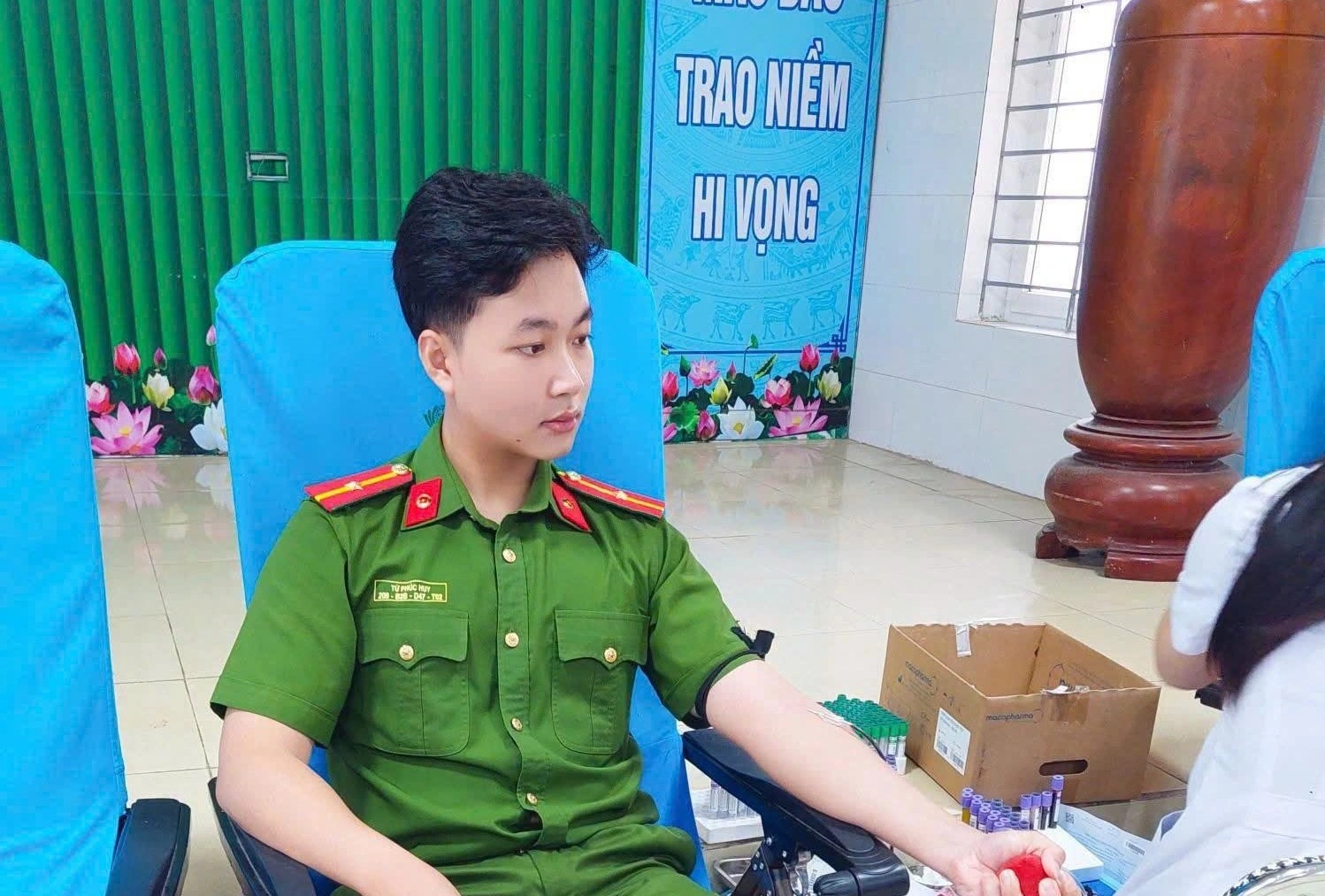 Cán bộ Công an phường Vinh Lộc kịp thời hiến máu cứu người