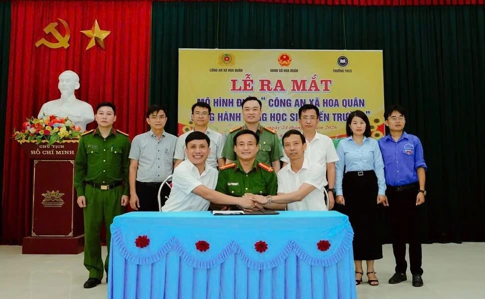Công an xã Hoa Quân ra mắt mô hình “Công an xã Hoa Quân đồng hành cùng học sinh đến trường”