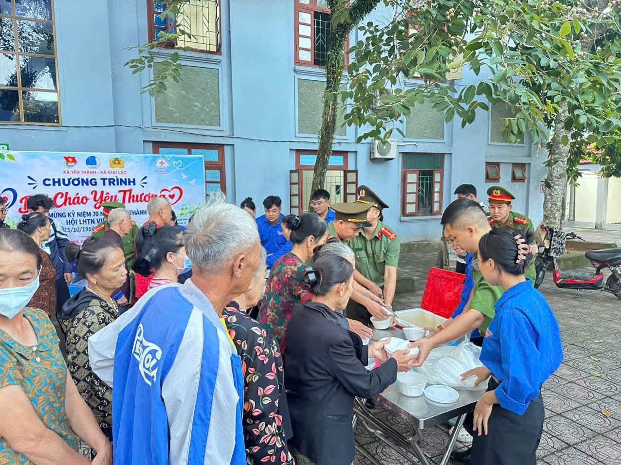 Công an xã tham gia chương trình thiện nguyện