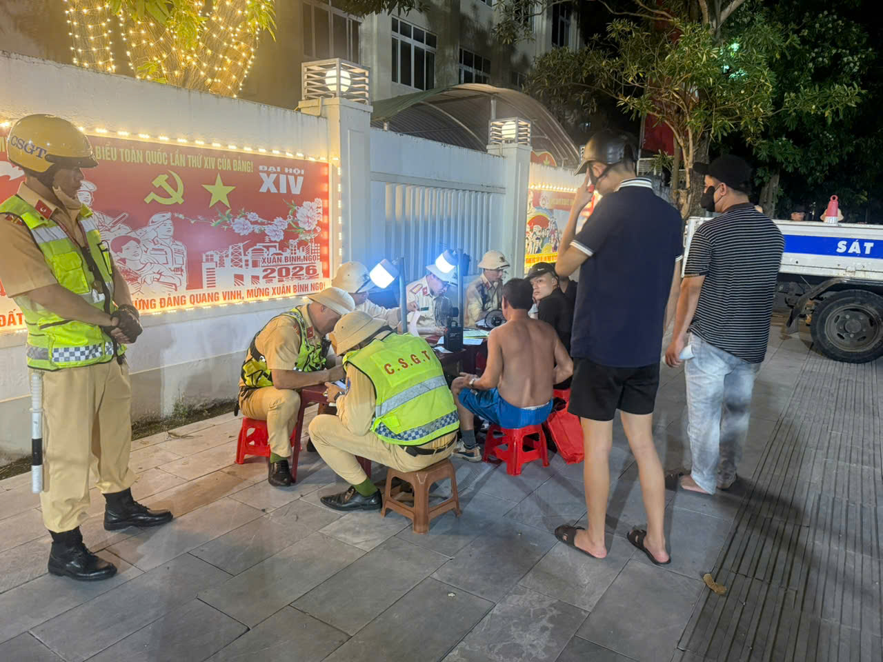 Lực lượng chức năng lập biên bản xử lý các trường hợp thanh thiếu niên vi phạm