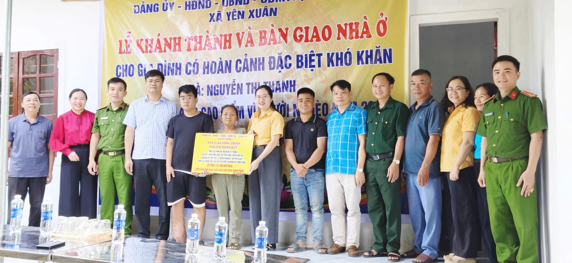 Phối hợp trao tặng nhà đại đoàn kết cho gia đình có hoàn cảnh đặc biệt khó khăn