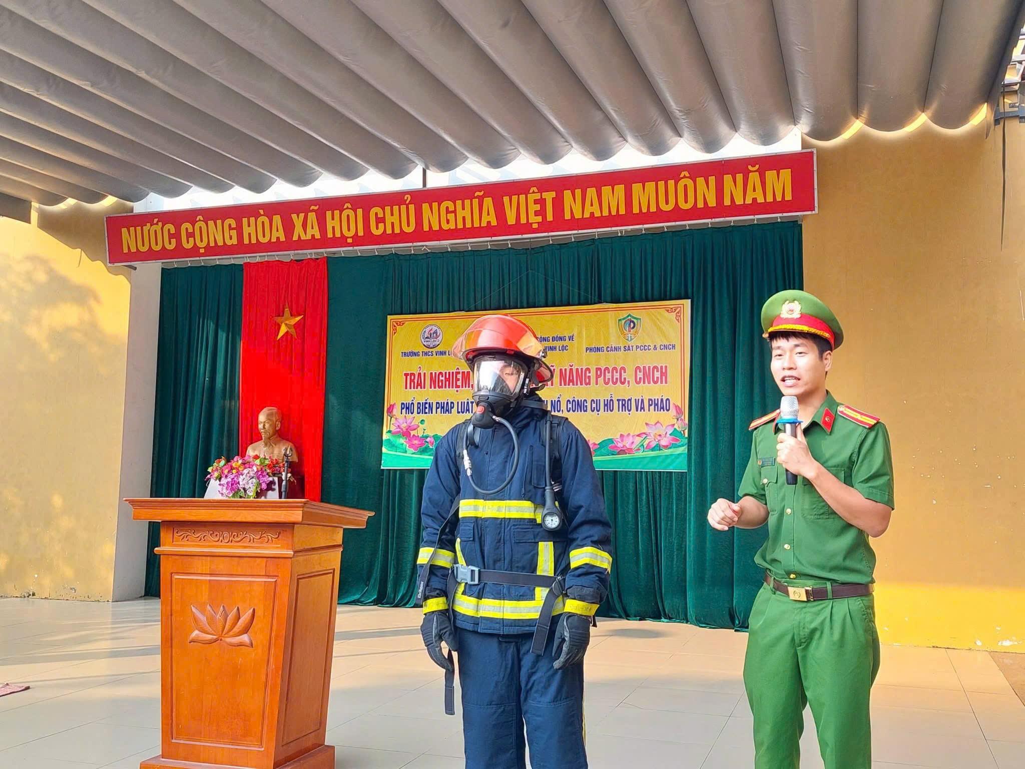 Công an phường Vinh Lộc phối hợp tuyên truyền, thực hành trải nghiệm kỹ năng PCCC và CNCH tại trường học