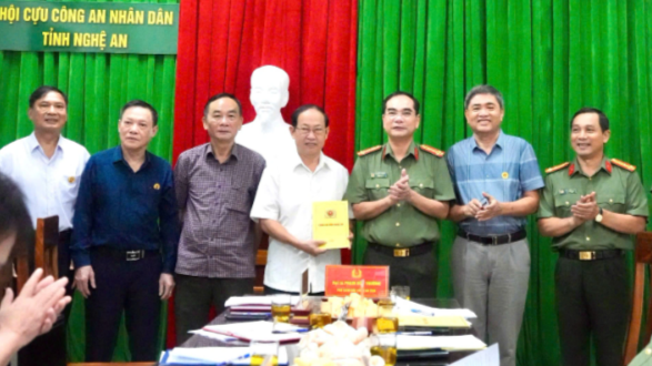 Đồng chí Đại tá Phạm Hữu Trường, Phó Giám đốc Công an tỉnh làm việc với Hội Cựu CAND tỉnh