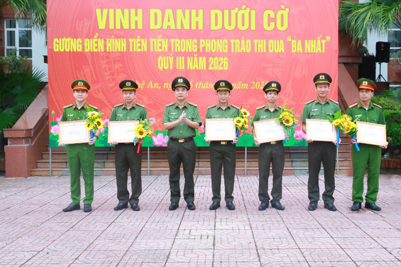 Vinh danh dưới Cờ gương điển hình tiên tiến trong phong trào thi đua 