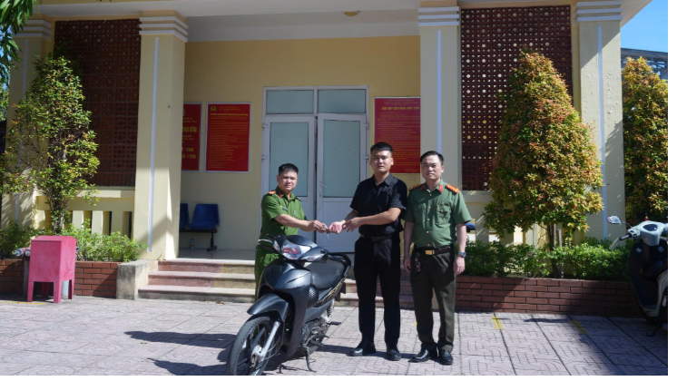 Công an phường Trường Vinh trao trả xe máy người dân để quên trong đêm