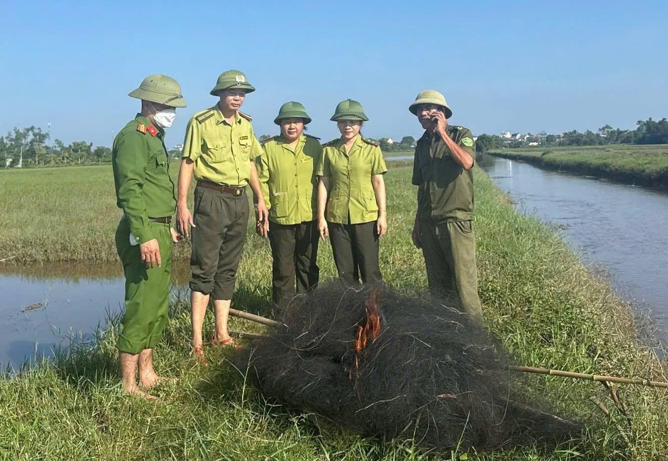 Công an phường Vinh Lộc tuần tra, kiểm tra, tháo dỡ, thu giữ dụng cụ bẫy bắt chim trời trái phép