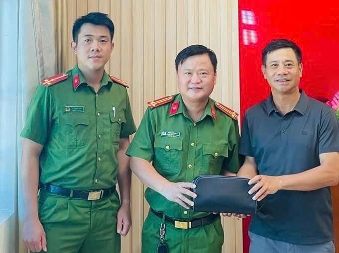 Công an phường Trường Vinh nhanh chóng tìm lại, trao trả tài sản cho người dân đánh rơi