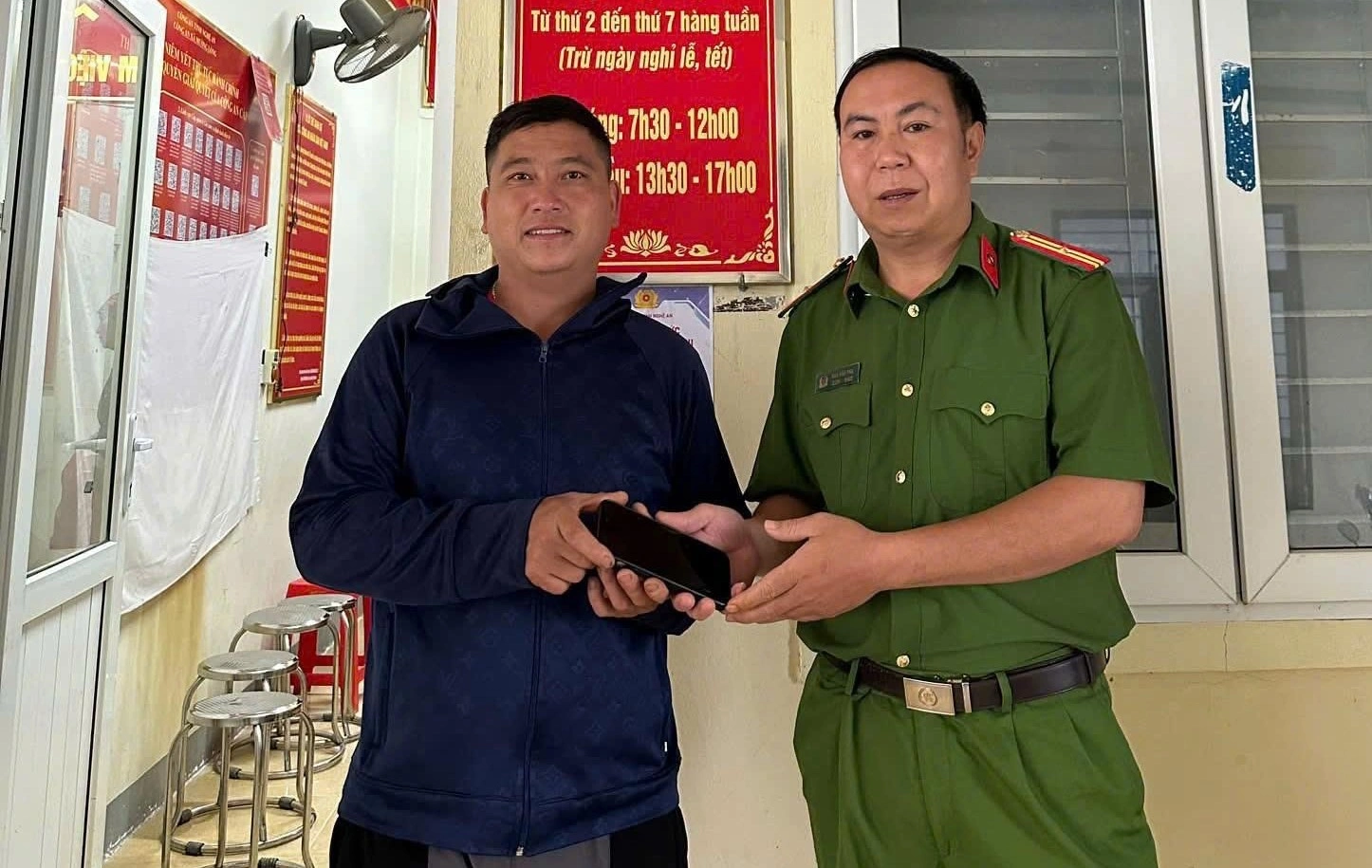 Công an xã Mường Lống trao trả điện thoại cho người dân bị thất lạc