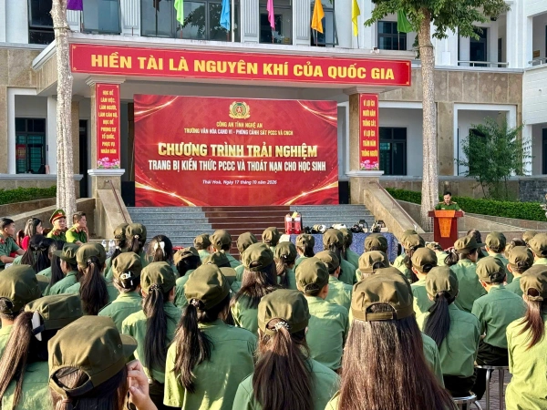 Học sinh Trường Văn hóa CAND VI trải nghiệm kỹ năng phòng cháy, chữa cháy và cứu nạn, cứu hộ