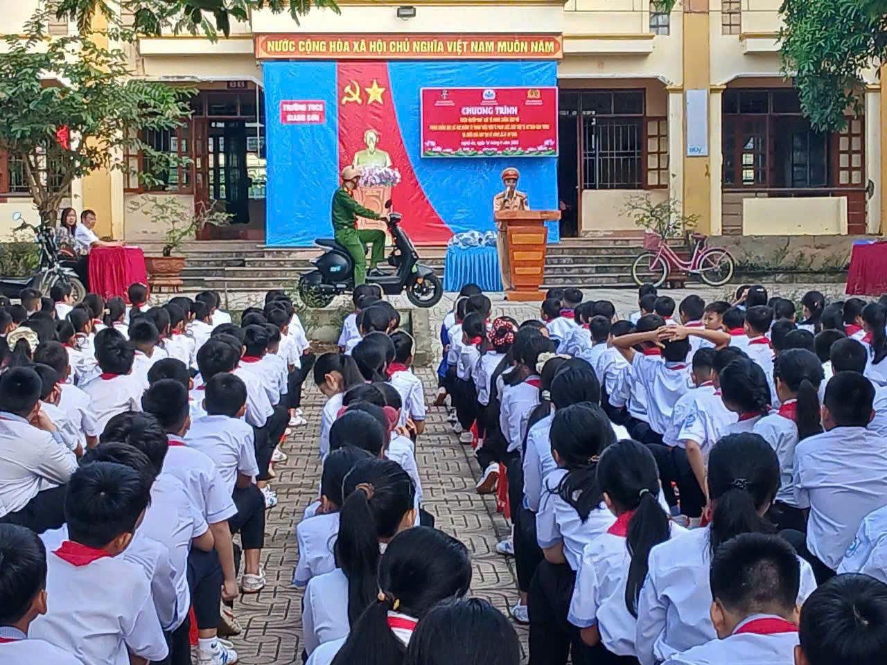Công an xã Bạch Ngọc tuyên truyền, phổ biến giáo dục pháp luật tại trường học