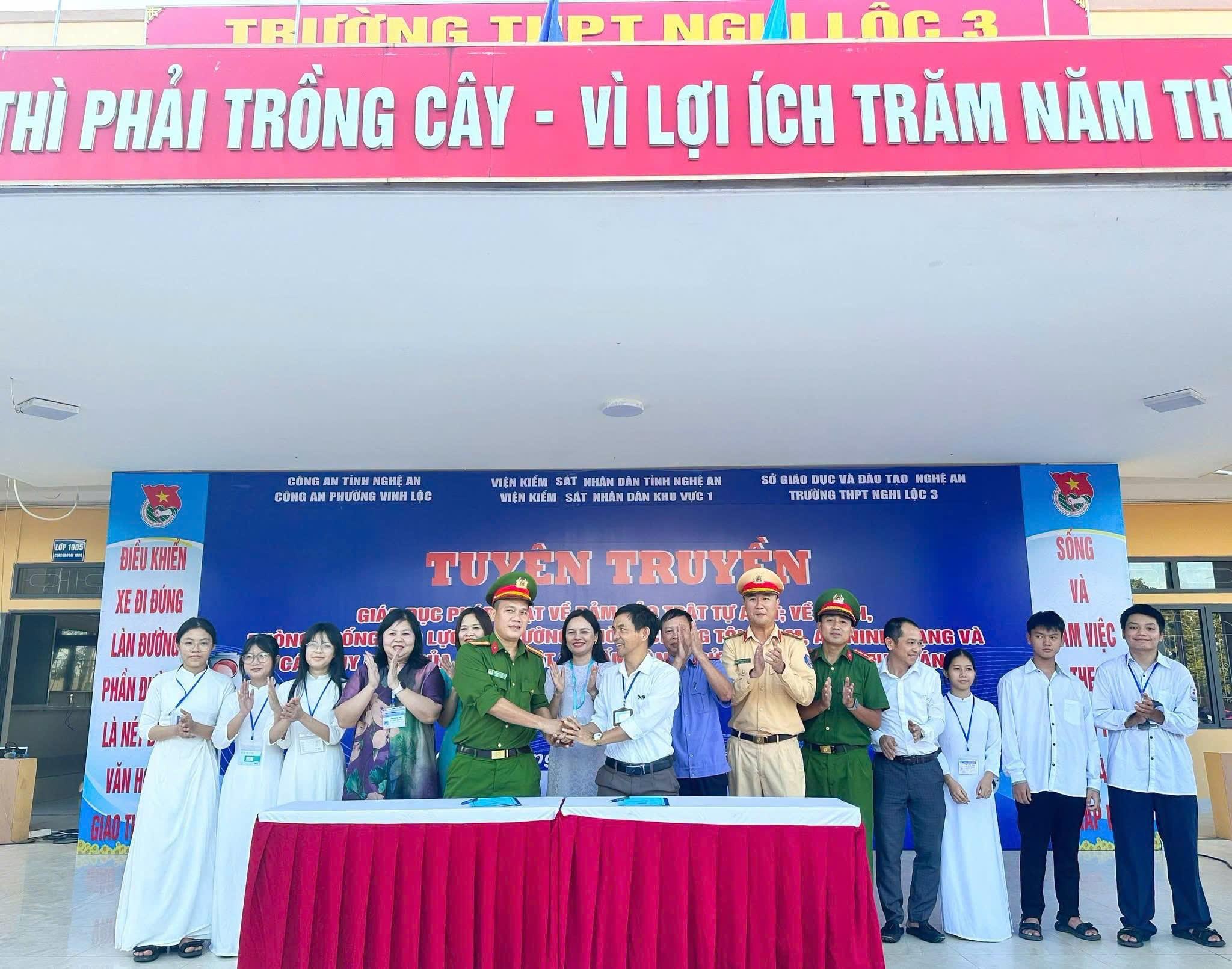 Công an phường Vinh Lộc tuyên truyền, phổ biến pháp luật tại Trường THPT Nghi Lộc 3