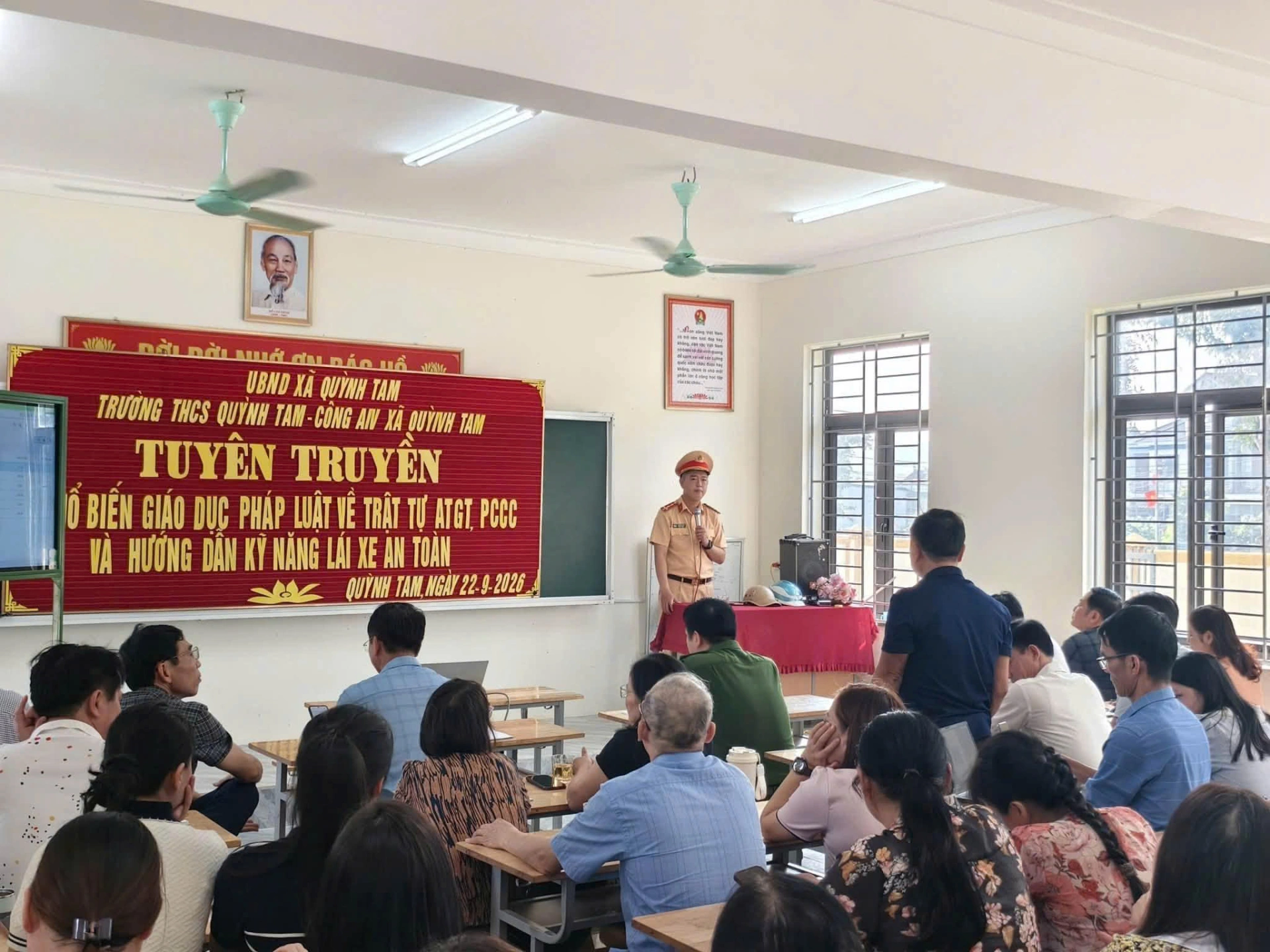 Công an xã Quỳnh Tam tuyên truyền pháp luật về trật tự, an toàn giao thông