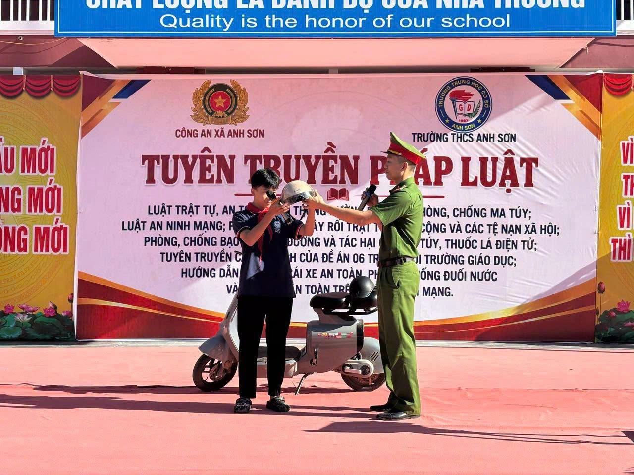 Công an xã Anh Sơn tuyên truyền pháp luật về trật tự, an toàn giao thông