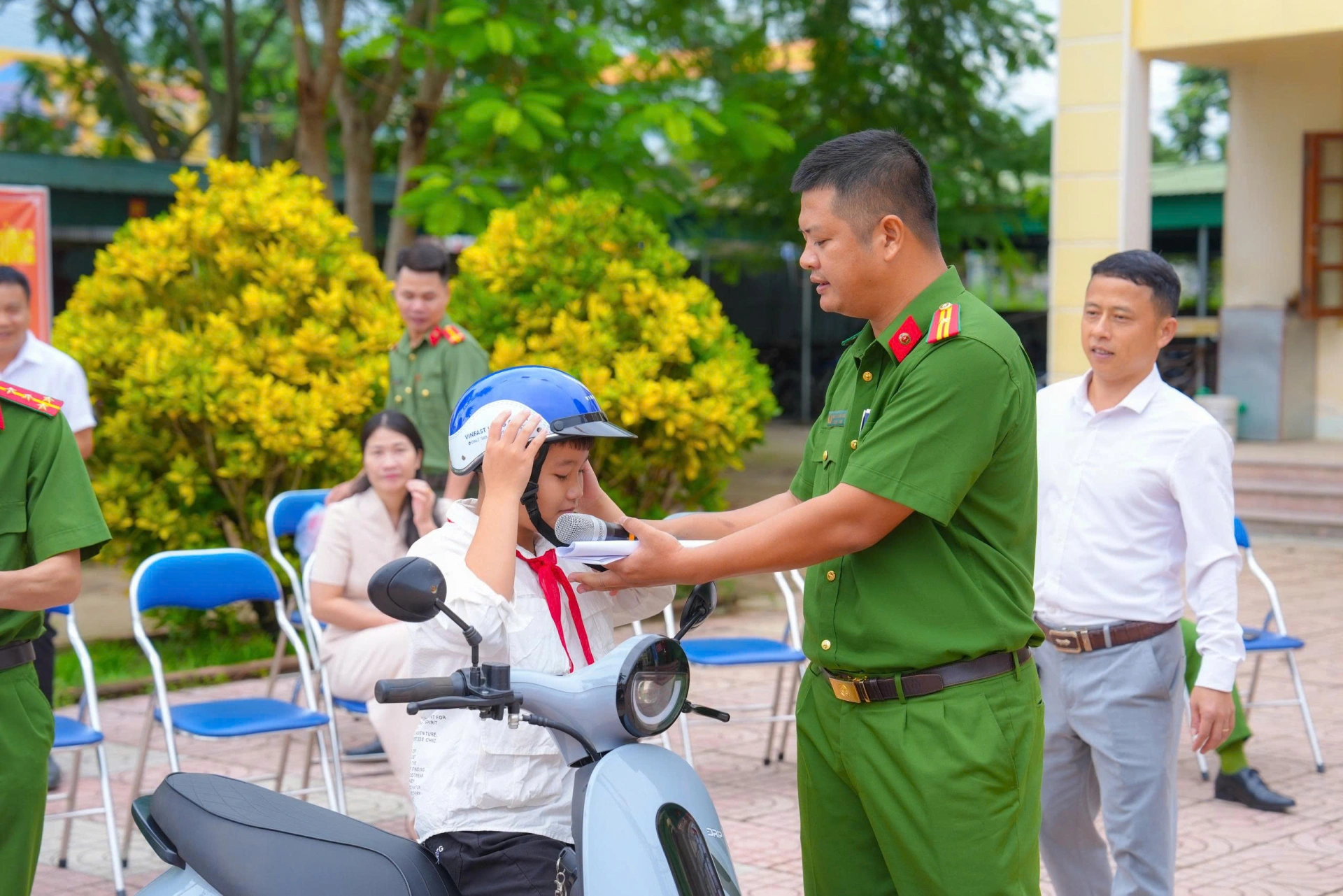 Tuyên truyền pháp luật về trật tự, an toàn giao thông và nâng cao nhận thức về chuyển đổi số, xây dựng công dân số