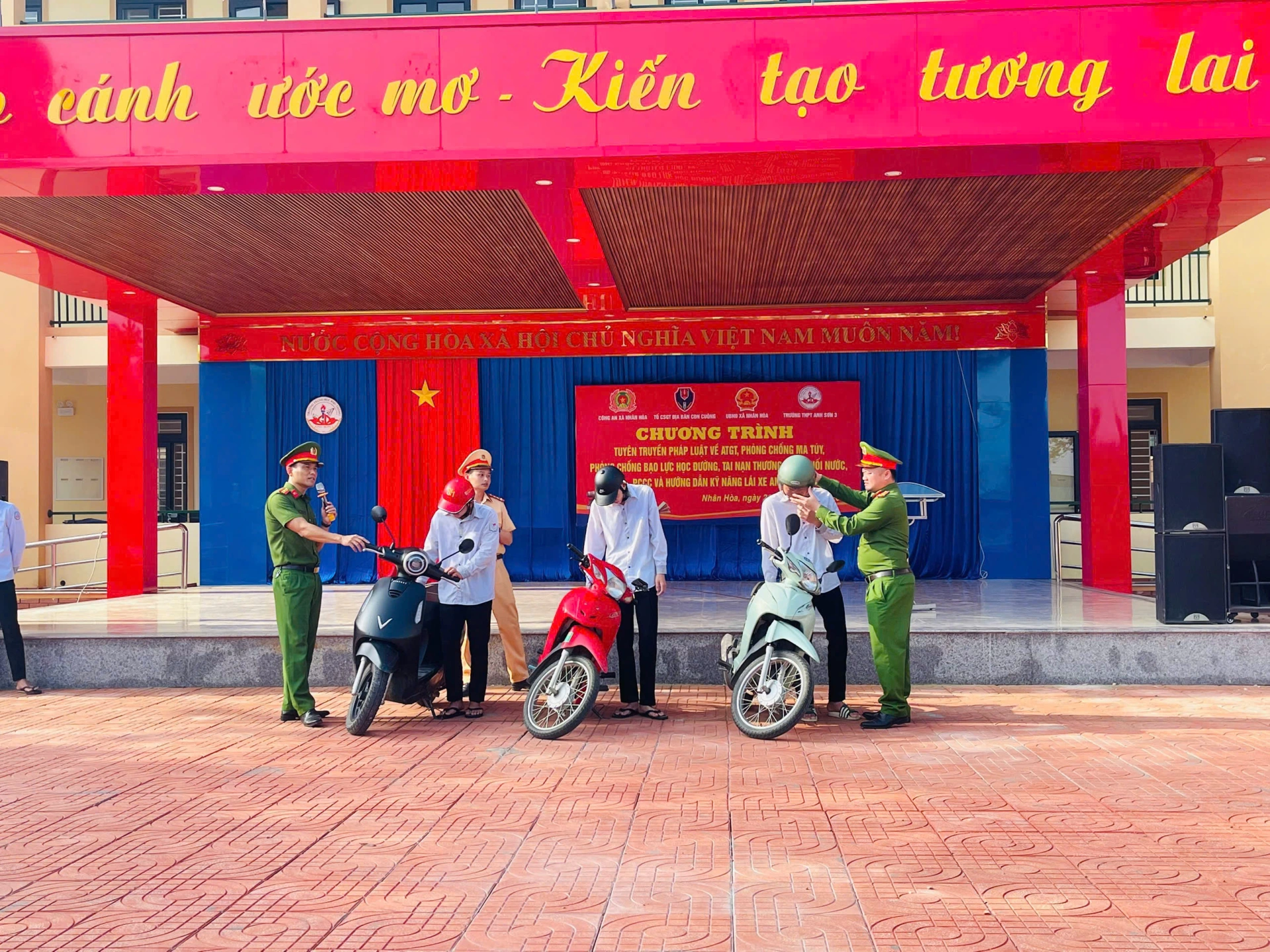 Tuyên truyền, phổ biến, giáo dục pháp luật và trang bị kỹ năng an toàn cho học sinh