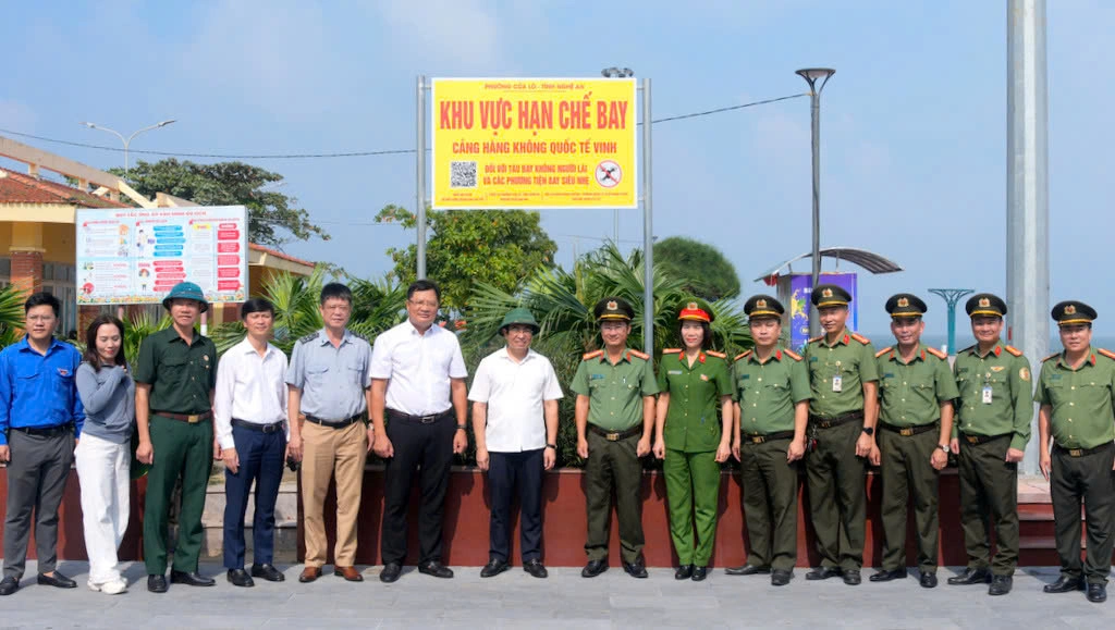 Công an Nghệ An cắm biển cảnh báo khu vực cấm bay, hạn chế bay tại phường Cửa Lò