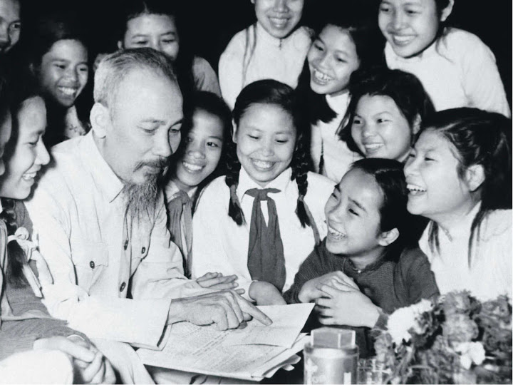 Bác Hồ với thiếu niên nhi đồng