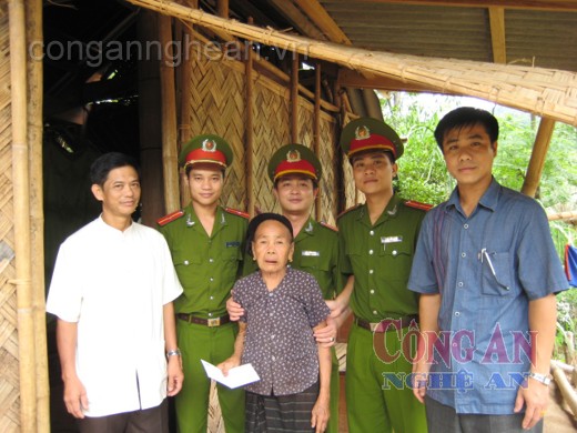 Tuổi trẻ CA Tương Dương với bà con vùng sâu, vùng xa
