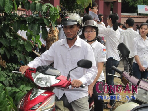 Nghệ An: 12 học sinh và giám thị bị đình chỉ