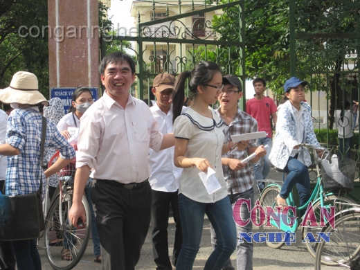 Sỹ tử vui mừng vì hoàn thành kỳ thi tốt nghiệp