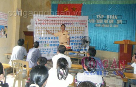 Phổ biến Luật GTĐB cho bà con dân tộc thiểu số