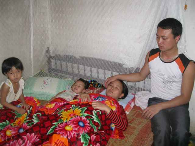 Cám cảnh chồng mù nuôi vợ u não và 2 con thơ