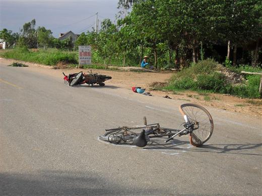 Xe máy ‘cày’ xe đạp, 3 người nhập viện
