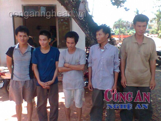 Hốt gọn ổ bài bạc liên xã
